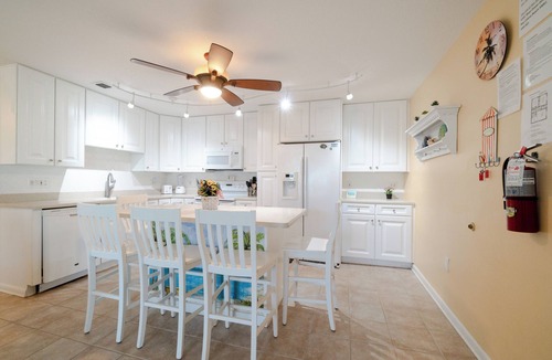 Key Colony Beach Condo | Pristine Oceanview Condo with Private Beach and Heated Pool