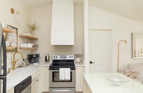 Bend House | Pristine Tranquil Retreat on Canal