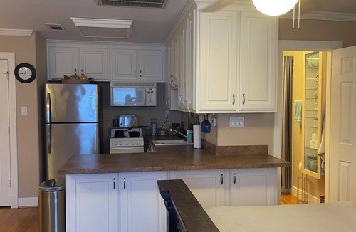 Shady Acres Apartment | Private 1 bed 1 bath Studio Garage Apartment in the Heights + Free WIFI