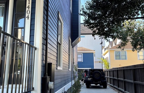 Shady Acres Apartment | Private 1 bed 1 bath Studio Garage Apartment in the Heights + Free WIFI