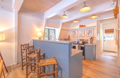 Sunnyside Cabin | Private Beach Access~Hot Tub~Walk to Restaurants!