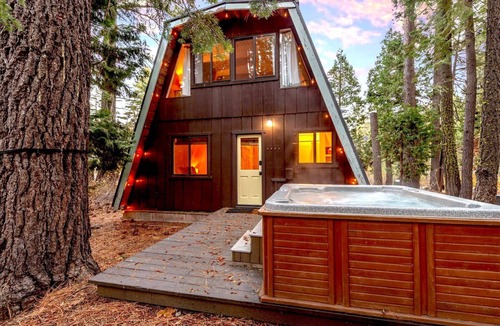 Sunnyside Cabin | Private Beach Access~Hot Tub~Walk to Restaurants!