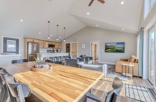 New Lisbon House | Private Chef|Sleeps 16|Beach|Games|WI Dells 28 Miles