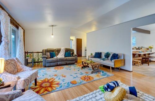 Lake Forest Park House | Private Deck & Ample Space! Lake Forest Park Home