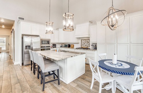 Enchanted Oaks House | Private Dock & Yard! Modern Getaway in Mabank