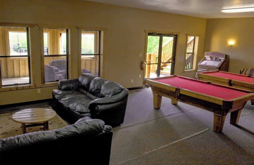 Antimony Hostel | Private Firepit | Small Pond w/Kayaks | 24 Beds