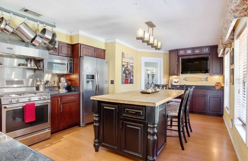 June Park House | Private Hideaway, Pool, Epic Tiki Bar and close to USSSA!