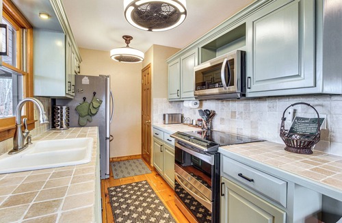 Big Canoe Cabin | Private Hot Tub, Community Perks! Big Canoe Escape