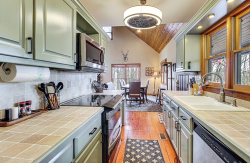 Big Canoe Cabin | Private Hot Tub, Community Perks! Big Canoe Escape