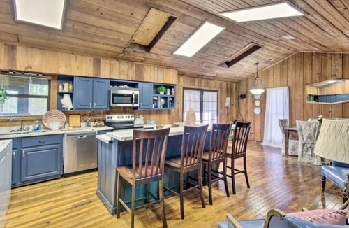 Sanatorium Cabin | Private hot tub Putting green Peaceful Mississippi cabin