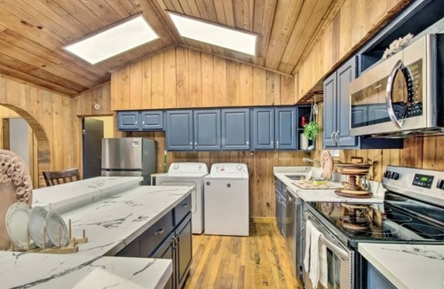 Sanatorium Cabin | Private hot tub Putting green Peaceful Mississippi cabin