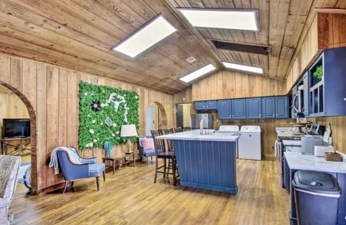 Sanatorium Cabin | Private hot tub Putting green Peaceful Mississippi cabin