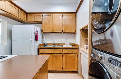Western House | Private Loft Guesthouse Near UofO