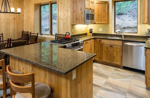 Bend Cabin | Private Luxury Cabin on Private Lake w/Hot Tub & Amazing - Bend