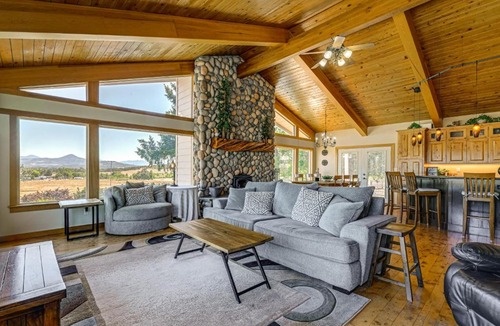 Eagle Point House | Private Mtn-View Pool! Rogue River Valley Escape