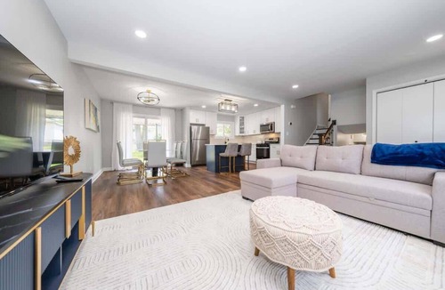 Elmhurst House | Private Patio & BBQ - Fireplace | LCP Collection