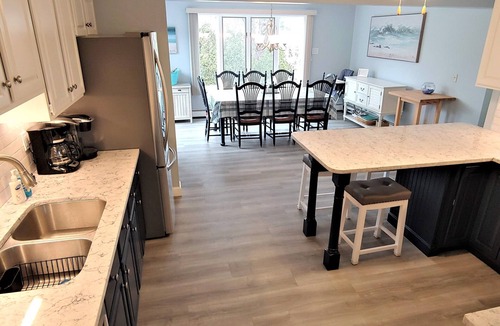 Newport East House | Private POOL, Central air, walk to beach, new kitchen, king MBR