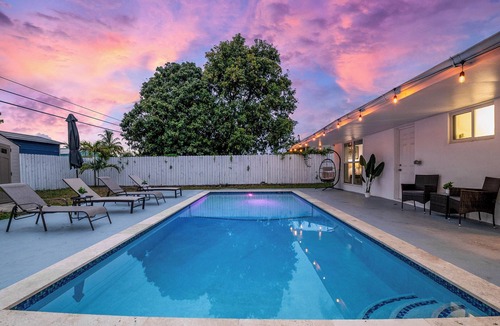 Driftwood House | Private Pool . Fire Pit · BBQ . Family Oasis mins from Hard Rock & Beach