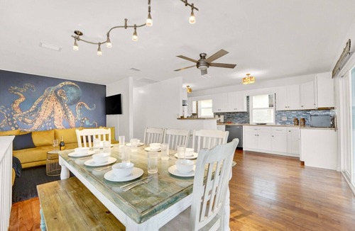 Holiday Beach House | Private Pool Pet Friendly