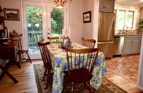 Roseland Cottage | Private Riverfront Mountain Escape, 5BR Cabin + Firepit + game room.