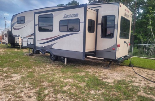 Wright House | Private Rustic Creekside RV+15 Min drive to Beach Fenced Parking Lot