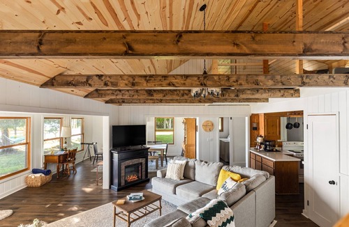 Central Lake Cottage | Private Sandy Beach, Dock, Kayaks, Canoe & Paddleboat | Sleeps 12 | Dog Friendly