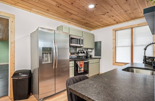 Crossville Cabin | Private Spacious Cabin Retreat Sleeps 17 3 Full Baths Perfect for Groups