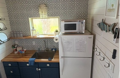 Northeast Pensacola Cottage | Private Tiny Home w/Courtyard, Grill & Quiet Location – Sleeps 2