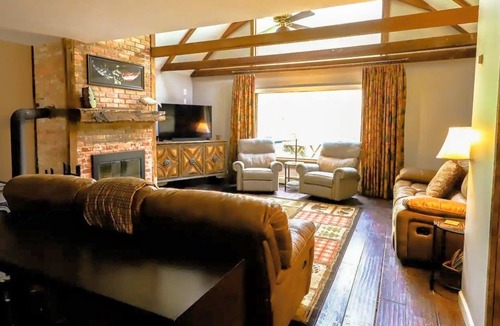Franklin Cabin | ★ Private Waterfall Retreat - 3bd 2ba Cabin★