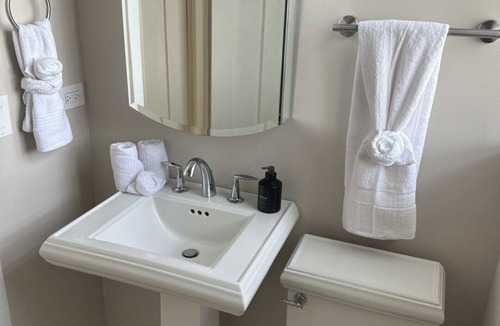 Irving Park East Apartment | Private Workspace Sleeps4 Modern Stylish Stay
