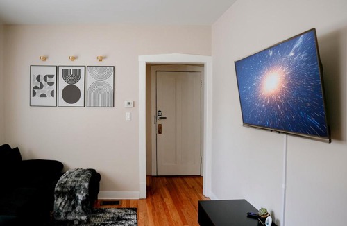 Irving Park East Apartment | Private Workspace Sleeps4 Modern Stylish Stay