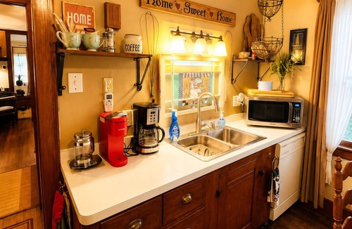 Lakewood House | Prominent Pampering Victorian 3400 sq ft Sleeps 4-10 -
