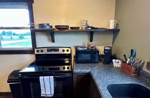 Spencerville House | Providence Rustic Retreat-Couples Getaway!