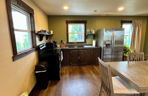 Spencerville House | Providence Rustic Retreat-Couples Getaway!