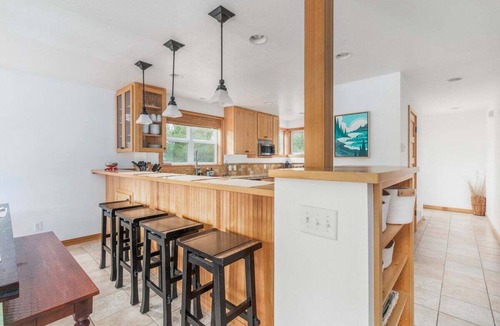Shorepine Village House | Pura Vida- Perfect beach house.HOTTUB!