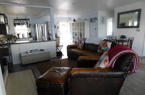Kawkawlin Cottage | Quaint beach cottage with magnificent sunrises on Saginaw Bay/Lake Huron