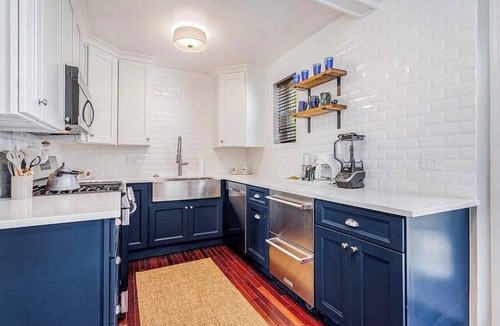 Three Oaks House | Quaint, budget-friendly home walking distance to town with grill - dog-friendly