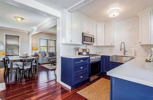 Three Oaks House | Quaint, budget-friendly home walking distance to town with grill - dog-friendly