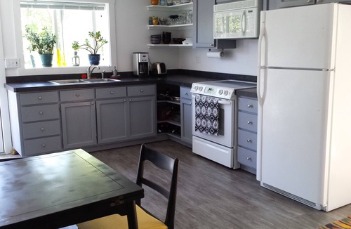 Hood River House | Quaint & cozy home in DT Hood River, AMAZING Views off the privacy deck