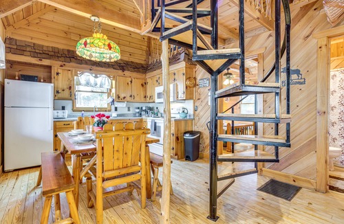 Dahlonega Cabin | Quaint Dahlonega Cabin w/Cavenders Creek Access!