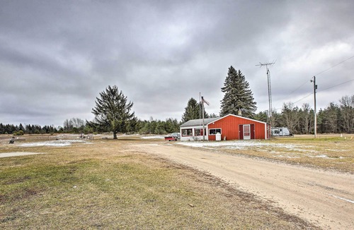 Kingsley House | Quaint Farmhouse - Hunt, Fish, & Snowmobile!