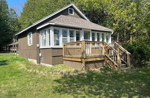 Ponshewaing Cabin | Quaint Log Cabin on Crooked Lake