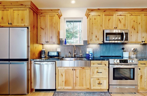 Manzanita House | Quaint second floor home one mile from the ocean; with full kitchen & W/D