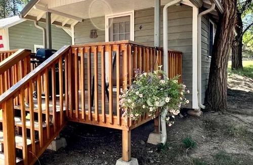 Hot Springs House | Quaint Studio Cabin Ideal for Couples in South Dakota