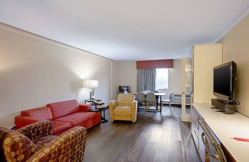 Clinton Hotel | Quality Inn Frontier at U.S. Hwy 30