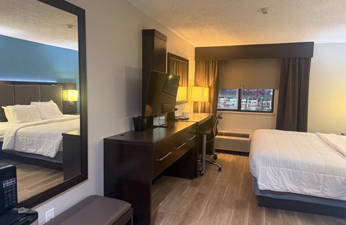 Romulus Hotel | Quality Inn & Suites Detroit Metro Airport