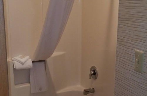 Warren Hotel | Quality Inn & Suites Warren - Detroit