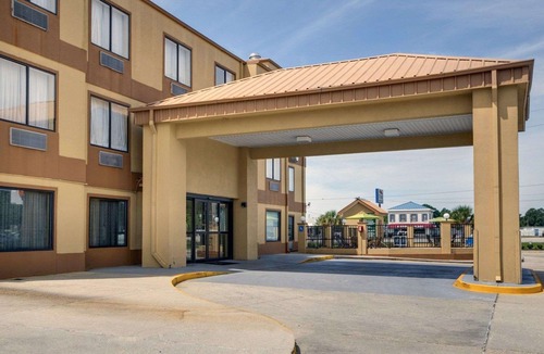 Broadmoor Hotel | Quality Suites Baton Rouge East - Denham Springs