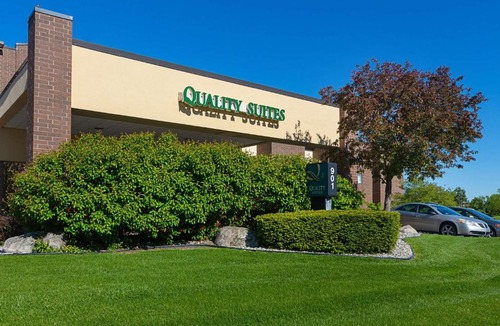 Lansing Hotel | Quality Suites Lansing West