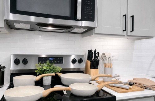 Sherman Apartment | Queen 1BR Worker Ready · Pool & Gym + Washer/Dryer